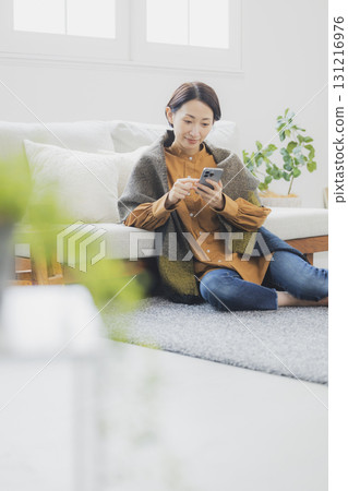 有智慧型手機的女人 131216976