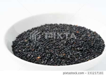 白色背景盤子裡的黑芝麻(生芝麻) 白色背景盤子裡的黑芝麻(生芝麻) 131217181
