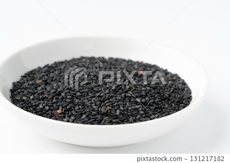 白色背景盤子裡的黑芝麻（生芝麻） 131217182