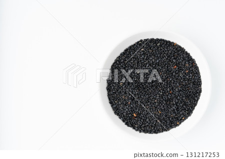 白色背景盤子裡的黑芝麻(生芝麻) 白色背景盤子裡的黑芝麻(生芝麻) 131217253