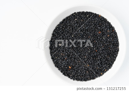 白色背景盤子裡的黑芝麻(生芝麻) 白色背景盤子裡的黑芝麻(生芝麻) 131217255