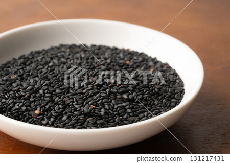 黑芝麻(生芝麻)放入盤中 黑芝麻(生芝麻)放入盤中 131217431