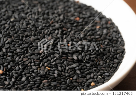 盤子裡的黑芝麻（生芝麻）的特寫 131217465