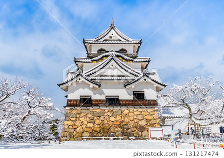 Shiga Hikone Castle: Snow-covered castle tower 131217474