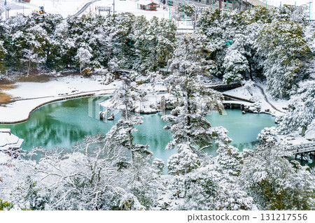 志賀彥根城:從本丸眺望白雪皚皚的玄宮園 志賀彥根城:從本丸眺望白雪皚皚的玄宮園 131217556