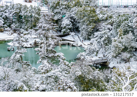 志賀彥根城:從本丸眺望白雪皚皚的玄宮園 志賀彥根城:從本丸眺望白雪皚皚的玄宮園 131217557