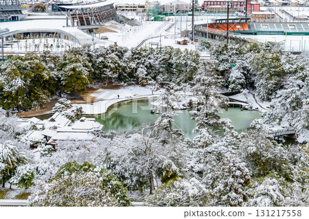志賀彥根城：從本丸眺望白雪皚皚的玄宮園 131217558