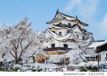 Shiga Hikone Castle: Snow-covered castle tower 131217591