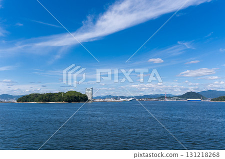 從海上看到的廣島市和秋日的天空 從海上看到的廣島市和秋日的天空 131218268