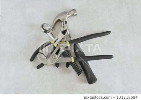 砂漿背景上的工具 砂漿背景上的工具 131218684