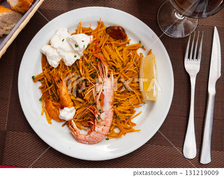 Pasta with seafood contains tiger prawns, shell mussels, spices and white sauce Pasta with seafood contains tiger prawns, shell mussels, spices and white sauce 131219009