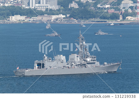 The Japan Maritime Self-Defense Force's destroyer Inazuma and various support ships return to the Kure base. 131219338
