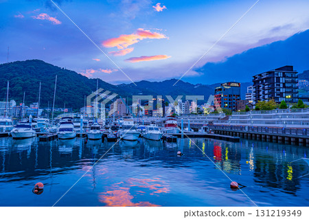 [Shizuoka Prefecture] Atami Port covered in a sunset sky 131219349