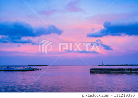 [Shizuoka Prefecture] Atami Port covered in a sunset sky 131219350