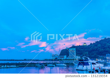 【靜岡縣】夕陽西下的熱海港 131219354