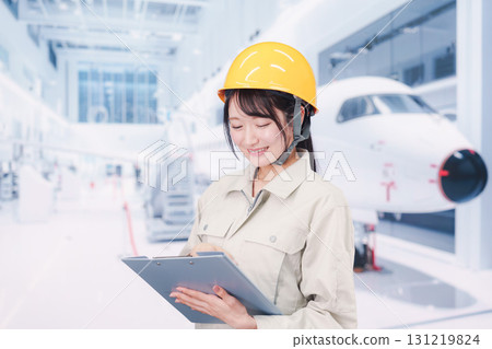 一名女工正在對飛機進行維護和檢查 131219824