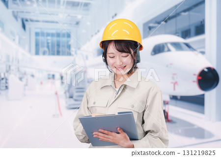 一名女工正在對飛機進行維護和檢查 一名女工正在對飛機進行維護和檢查 131219825