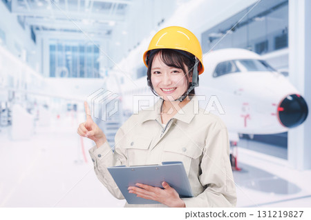 一名女工正在對飛機進行維護和檢查 131219827