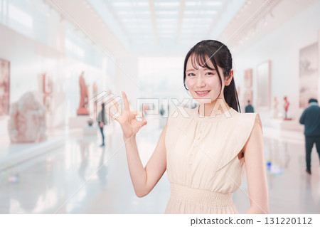 年輕女子在美術館或博物館度假 131220112