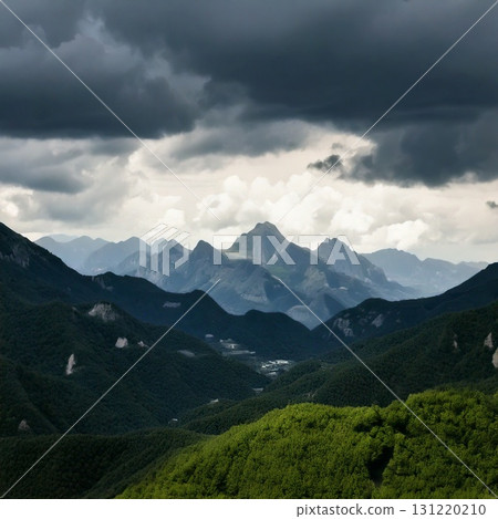 灰色的天空和山脈營造齣戲劇性的自然景象 灰色的天空和山脈營造齣戲劇性的自然景象 131220210