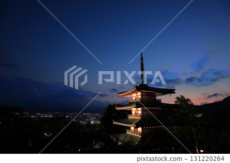 漂浮在傍晚天空中的五層寶塔 131220264