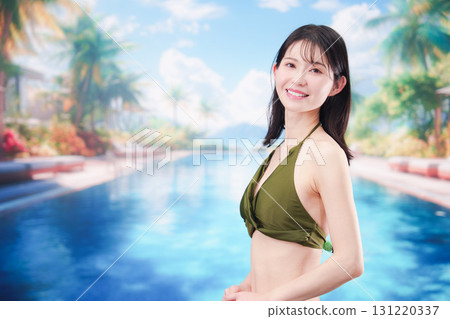 年輕女子在度假村泳池享受夏日 年輕女子在度假村泳池享受夏日 131220337