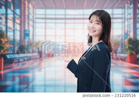 機場服務管理員的年輕女工作人員 131220516