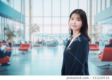 機場服務管理員的年輕女工作人員 機場服務管理員的年輕女工作人員 131220518