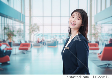 機場服務管理員的年輕女工作人員 131220519