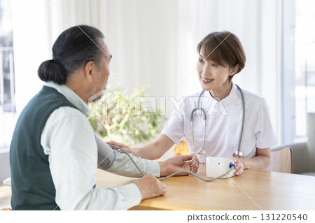 醫護人員為老人測量血壓 131220540