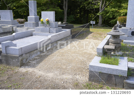 Image of closing a grave 131220693