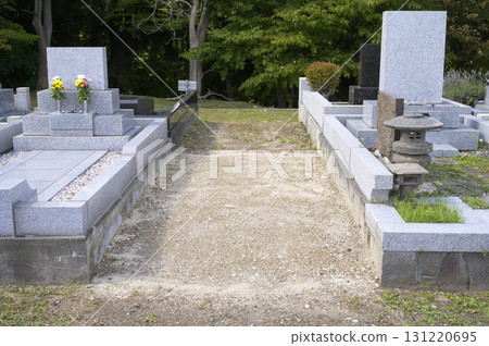 Image of closing a grave 131220695