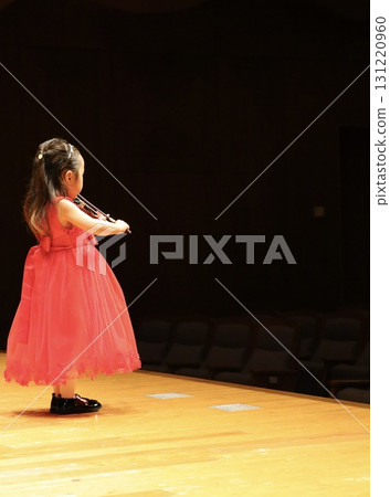 兒童小提琴獨奏會舞台表演 | 音樂課/教學圖片 豎構圖 留白 兒童小提琴獨奏會舞台表演 | 音樂課/教學圖片 豎構圖 留白 131220960