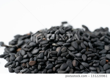 黑芝麻(生芝麻)的特寫 黑芝麻(生芝麻)的特寫 131220961