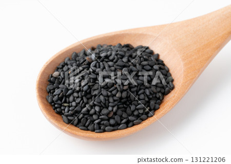 白色背景湯匙上的黑芝麻（生芝麻）的特寫 131221206