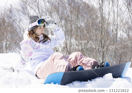 享受滑雪的可愛女人 131221622