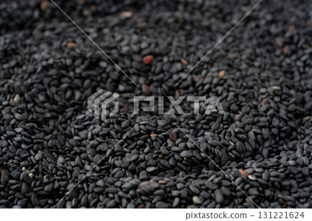 黑芝麻(生芝麻)的特寫 黑芝麻(生芝麻)的特寫 131221624