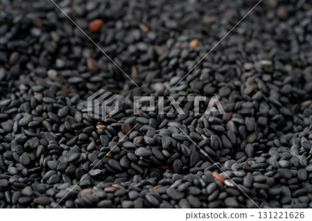 黑芝麻(生芝麻)的特寫 黑芝麻(生芝麻)的特寫 131221626