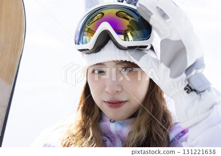 享受冬天的可愛女人 131221638