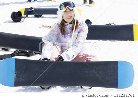 享受滑雪的可愛女人 享受滑雪的可愛女人 131221761