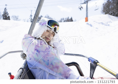 享受滑雪的可愛女人 131221793