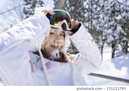 享受滑雪的可愛女人 131221795