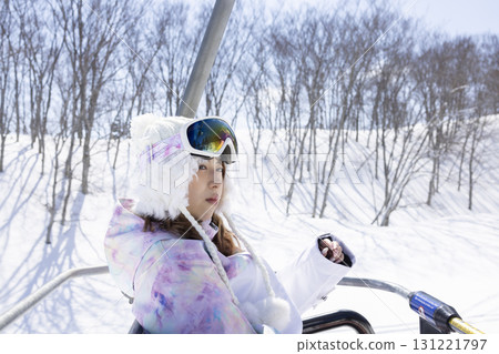 享受滑雪的可愛女人 131221797