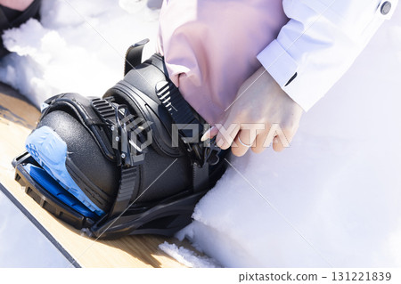 享受滑雪的可愛女人 131221839
