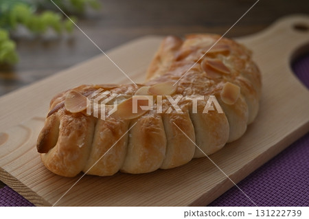 Rum-flavored raisin cream Danish 131222739