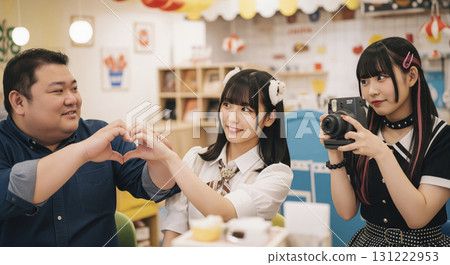 顧客在咖啡館與女僕合照 131222953