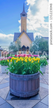 藍天映襯下，塔和盛開的鬱金香的美麗景色 131223048