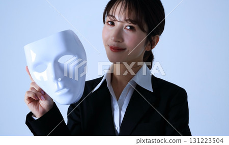 戴著面具的女上班族的形象 131223504