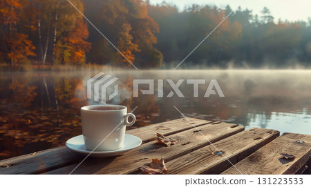 秋天湖畔的咖啡杯和晨霧的插圖 131223533