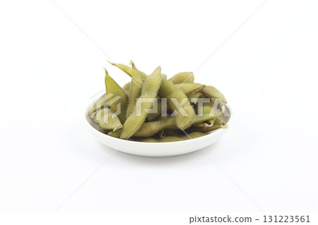 The simplicity of edamame after a bath makes it the perfect accompaniment to beer. The simplicity of edamame after a bath makes it the perfect accompaniment to beer. 131223561